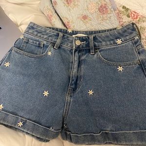 Denim pacsun shorts with daisy’s
